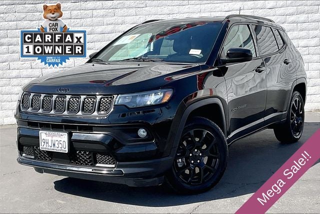2023 Jeep Compass Altitude in Diamond Black Crystal Pearlcoat — front three-quarter view